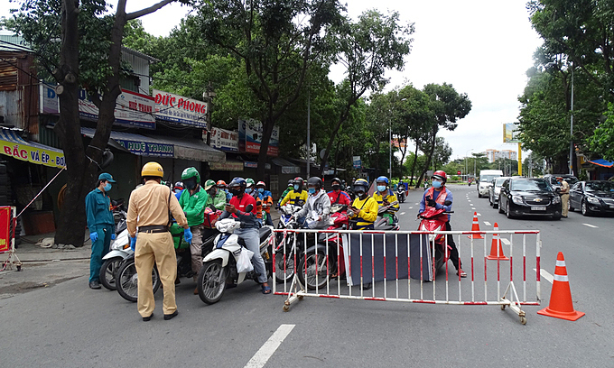 Несколько грузоотправителей остановлены на контрольно-пропускном пункте Covid-19 на улице Динь Бо Линь, район Бинь Тхань,Хошимин, 25 июля 2021 года. Фото: VnExpress